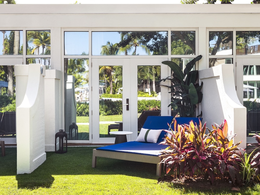 BUNGALÓ BANYAN CON TERRAZA Y 1 CAMA KING SIZE 33 m². Terraza, ducha y techo de cristal del hotel Fairmont El San Juan. Foto 5