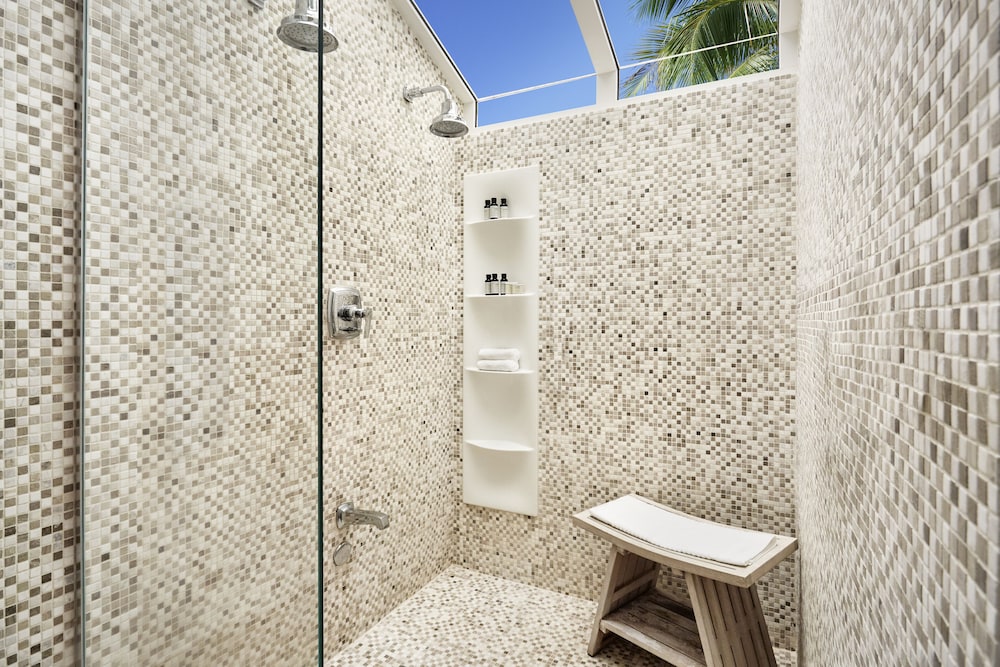 BUNGALÓ BANYAN CON TERRAZA Y 1 CAMA KING SIZE 33 m². Terraza, ducha y techo de cristal del hotel Fairmont El San Juan. Foto 6