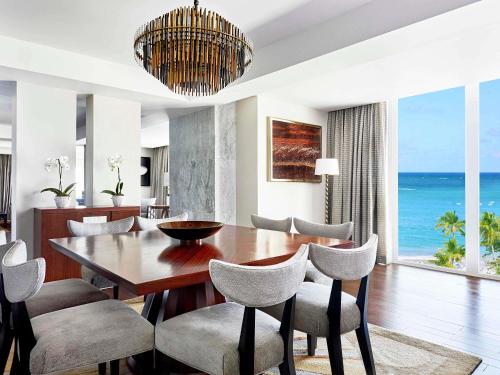 SUITE PRESIDENCIAL CON DORMITORIO Y CAMA KING SIZE. 190 m². Vistas panorámicas al mar del hotel Fairmont El San Juan. Foto 5
