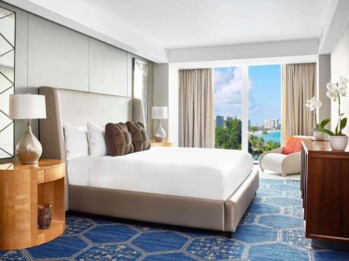 SUITE PRESIDENCIAL CON DORMITORIO Y CAMA KING SIZE. 190 m². Vistas panorámicas al mar del hotel Fairmont El San Juan. Foto 7