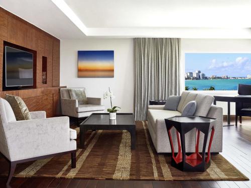 SUITE PRESIDENCIAL CON DORMITORIO Y CAMA KING SIZE. 190 m². Vistas panorámicas al mar del hotel Fairmont El San Juan. Foto 8