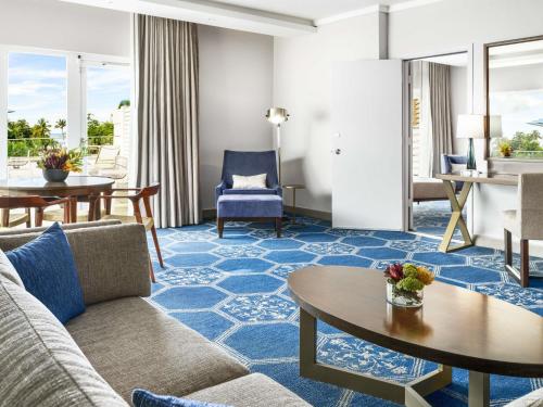 SUITE GRAND CON TERRAZA, VISTAS AL MAR Y DORMITORIO. 127 m². 1 cama king size o 2 queen size del hotel Fairmont El San Juan. Foto 2