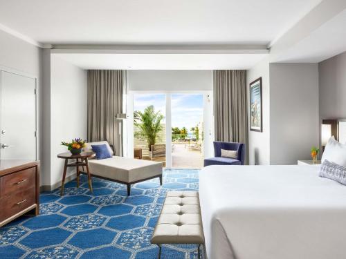 SUITE GRAND CON TERRAZA, VISTAS AL MAR Y DORMITORIO. 127 m². 1 cama king size o 2 queen size del hotel Fairmont El San Juan. Foto 6