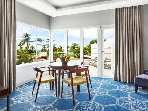 SUITE GRAND CON TERRAZA, VISTAS AL MAR Y DORMITORIO. 127 m². 1 cama king size o 2 queen size del hotel Fairmont El San Juan. Foto 8