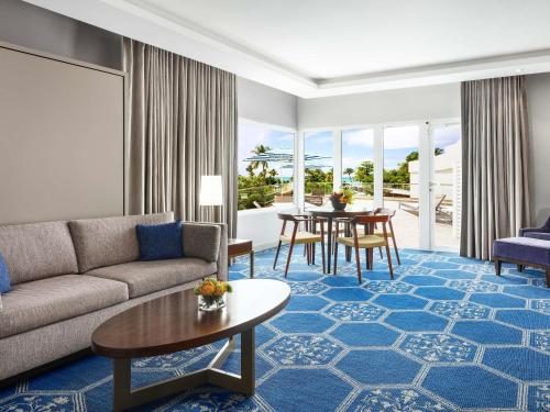 SUITE GRAND CON TERRAZA, VISTAS AL MAR Y DORMITORIO. 127 m². 1 cama king size o 2 queen size del hotel Fairmont El San Juan. Foto 9