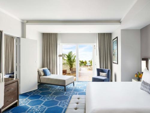 SUITE CON VISTAS AL MAR, 1 CAMA KING SIZE Y 2 CAMAS QUEEN SIZE. 127 m². Sofá cama y mesa del hotel Fairmont El San Juan. Foto 5