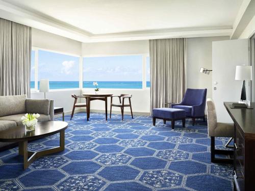 SUITE CON VISTAS AL MAR, 1 CAMA KING SIZE Y 2 CAMAS QUEEN SIZE. 127 m². Sofá cama y mesa del hotel Fairmont El San Juan. Foto 6