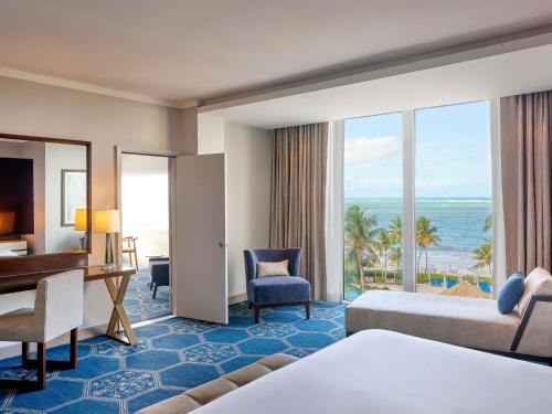 SUITE CON DORM., VISTAS AL MAR Y CAMA KING SIZE. 90 m². Salón, sofá cama y mesa de comedor del hotel Fairmont El San Juan. Foto 6