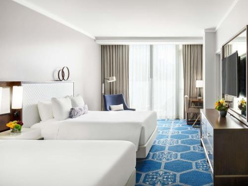 SUITE CON UN DORMITORIO Y 2 CAMAS QUEEN SIZE 90 m². Salón, sofá cama y mesa de comedor del hotel Fairmont El San Juan. Foto 4
