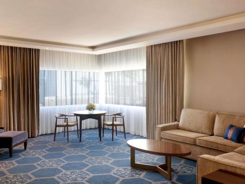 SUITE CON UN DORMITORIO Y 2 CAMAS QUEEN SIZE 90 m². Salón, sofá cama y mesa de comedor del hotel Fairmont El San Juan. Foto 5