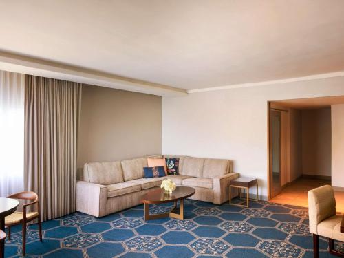 SUITE CON UN DORMITORIO Y 2 CAMAS QUEEN SIZE 90 m². Salón, sofá cama y mesa de comedor del hotel Fairmont El San Juan. Foto 6