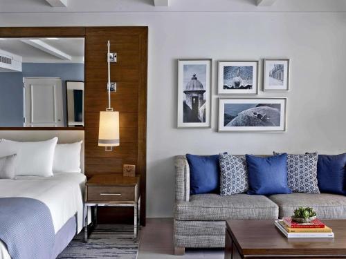 VILLA CON VISTAS AL MAR Y CAMA KING SIZE. 50 m². P. B., terraza y bañera de hidromasaje del hotel Fairmont El San Juan. Foto 6