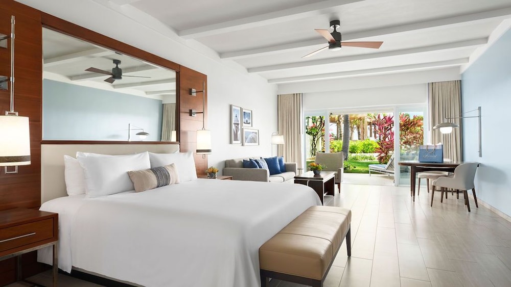 VILLA JUNTO A LA PISCINA CON TERRAZA Y 1 CAMA KING SIZE. 45 m². En la planta baja, con terraza del hotel Fairmont El San Juan
