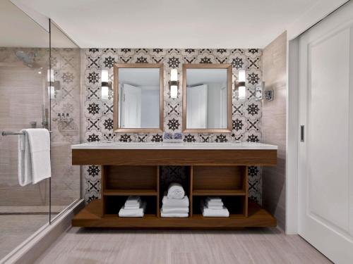 VILLA ACCESIBLE JUNTO A LA PISCINA CON BALCÓN, 1 CAMA KING SIZE Y BAÑERA. 45 m² del hotel Fairmont El San Juan. Foto 5