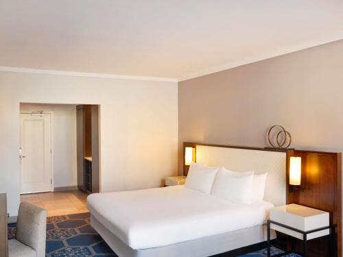 HABITACIÓN FAIRMONT CON 1 CAMA KING SIZE. 41 m². Ubicada en la Gran Torre del hotel Fairmont El San Juan. Foto 5