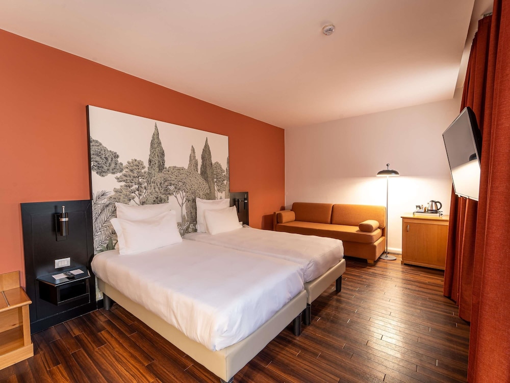 Habitación Classic Triple del hotel Mercure Roma Corso Trieste. Foto 1