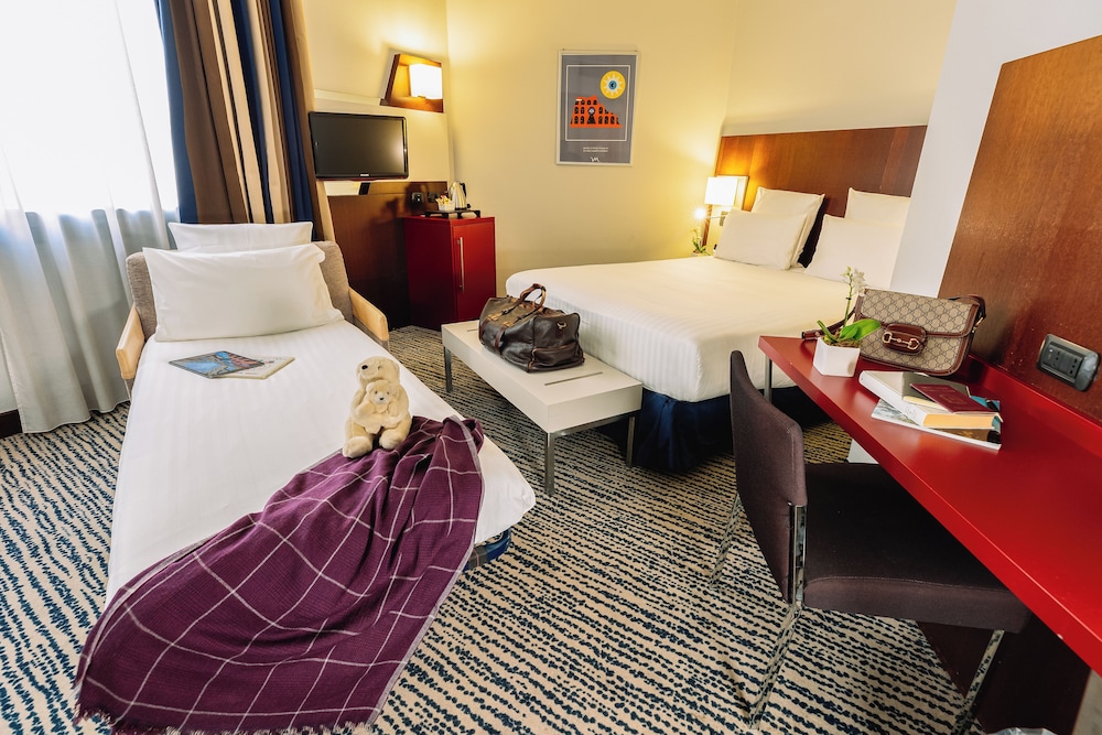 Habitación superior con 1 cama doble y 1 sofá - cama del hotel Mercure Roma Piazza Bologna. Foto 1