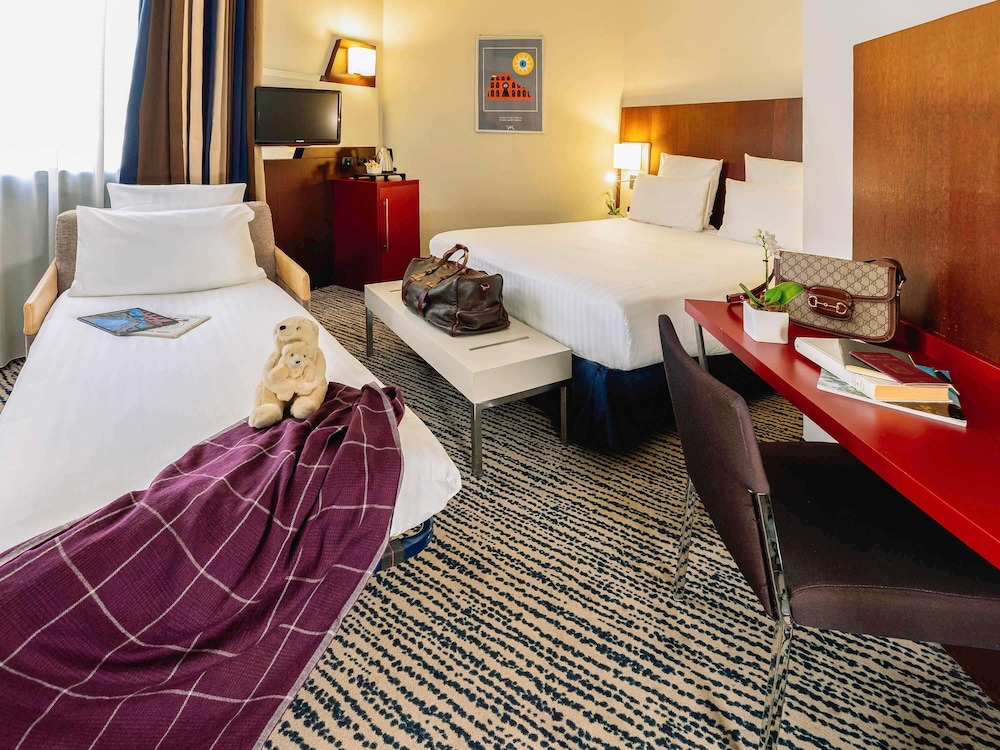 Habitación superior con 1 cama doble y 1 sofá - cama del hotel Mercure Roma Piazza Bologna. Foto 3