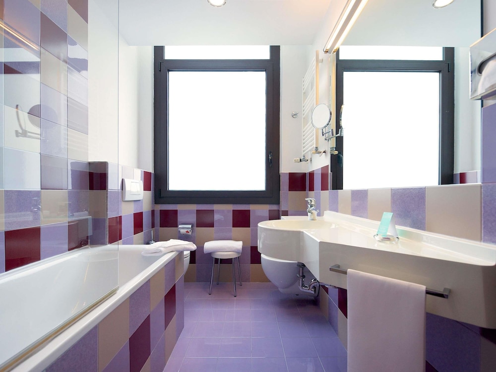 Habitación superior con 1 cama doble y 1 sofá - cama del hotel Mercure Roma Piazza Bologna. Foto 4