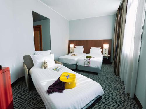 Habitación Superior con 2 camas individuales y 1 sofá - cama del hotel Mercure Roma Piazza Bologna