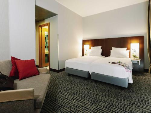 Habitación Superior con 2 camas individuales y 1 sofá - cama del hotel Mercure Roma Piazza Bologna. Foto 4