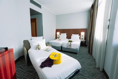 Habitación Superior con 2 camas individuales y 1 sofá - cama del hotel Mercure Roma Piazza Bologna. Foto 6