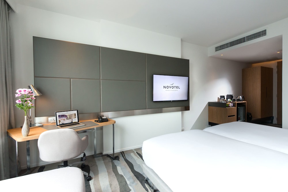 Habitación Deluxe con 2 camas individuales del hotel Novotel Bangkok Sukhumvit 4. Foto 1