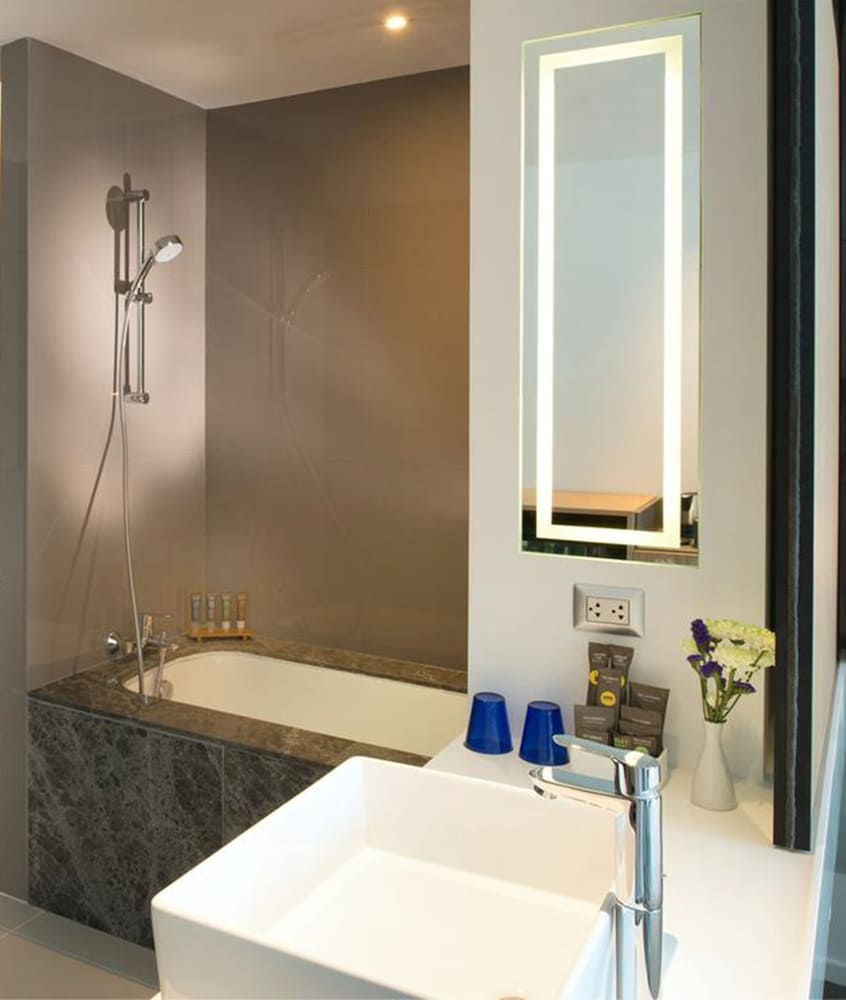 Grand Deluxe con 1 cama King y bañera del hotel Novotel Bangkok Sukhumvit 4. Foto 6