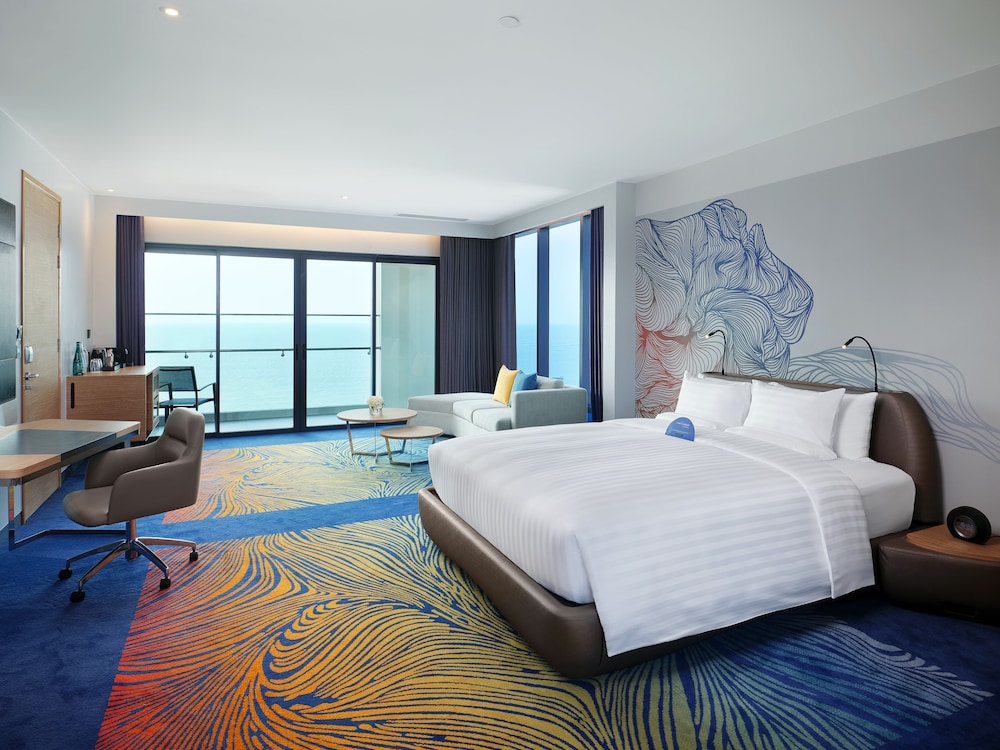 Suite Junior, Acceso al Salón, Balcón, Vistas al Mar - 1 cama king size del hotel Novotel Marina Sriracha and Koh Si Chang. Foto 1
