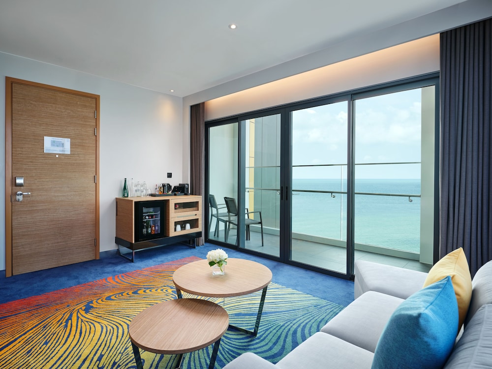 Suite Junior, Acceso al Salón, Balcón, Vistas al Mar - 1 cama king size del hotel Novotel Marina Sriracha and Koh Si Chang. Foto 2