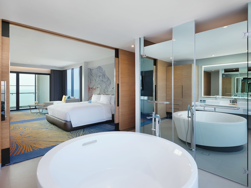 Suite Junior, Acceso al Salón, Balcón, Vistas al Mar - 1 cama king size del hotel Novotel Marina Sriracha and Koh Si Chang. Foto 3