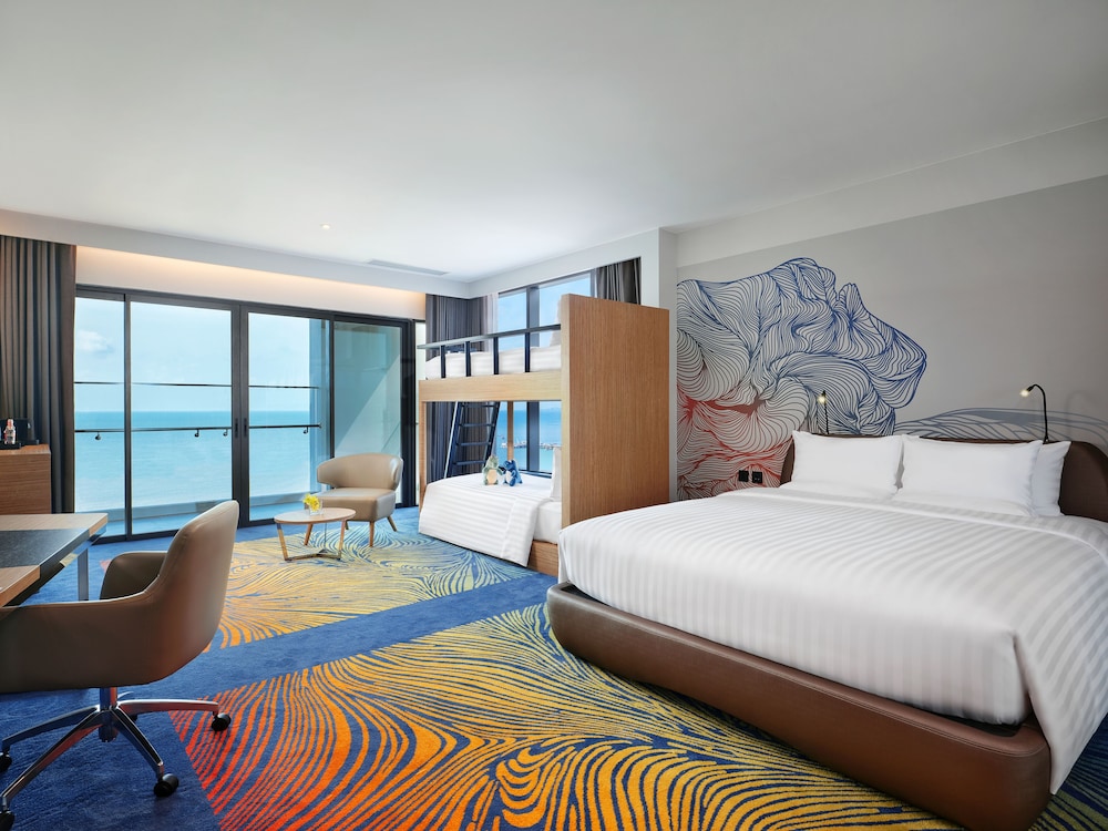 Suite Familiar, Acceso al Salón, Balcón, Vistas al Mar - 1 cama king size y 1 cama litera del hotel Novotel Marina Sriracha and Koh Si Chang