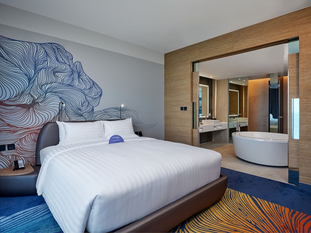 Suite Marina Bay, Sala de Estar, Acceso al Salón, Balcón, Vistas al Mar - 1 cama king size del hotel Novotel Marina Sriracha and Koh Si Chang. Foto 1