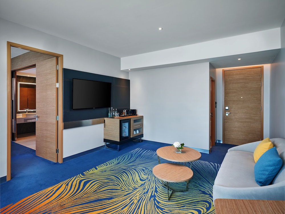 Suite Marina Bay, Sala de Estar, Acceso al Salón, Balcón, Vistas al Mar - 1 cama king size del hotel Novotel Marina Sriracha and Koh Si Chang. Foto 2