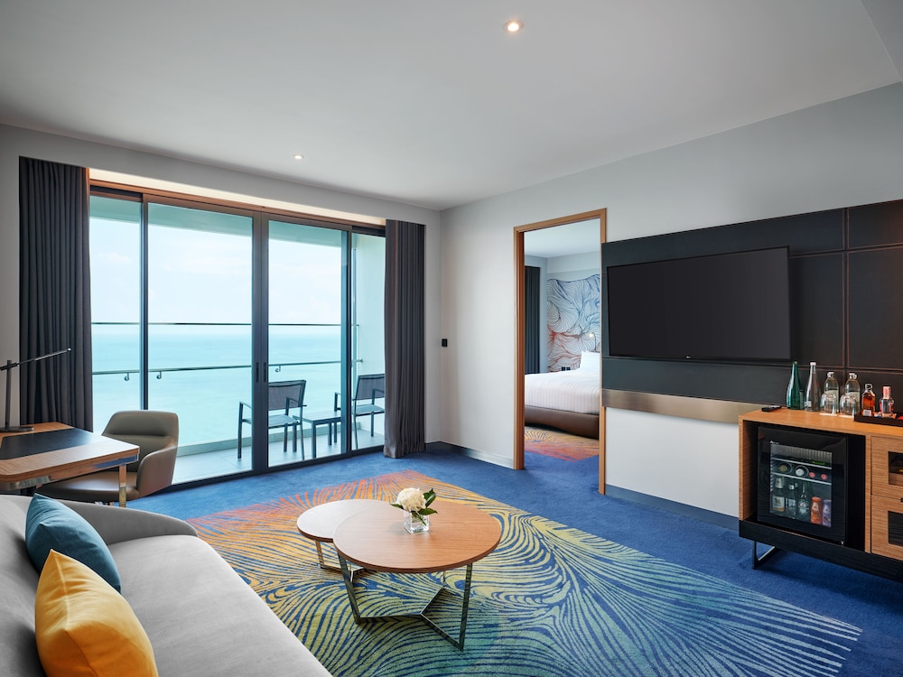 Suite Marina Bay, Sala de Estar, Acceso al Salón, Balcón, Vistas al Mar - 1 cama king size del hotel Novotel Marina Sriracha and Koh Si Chang. Foto 3