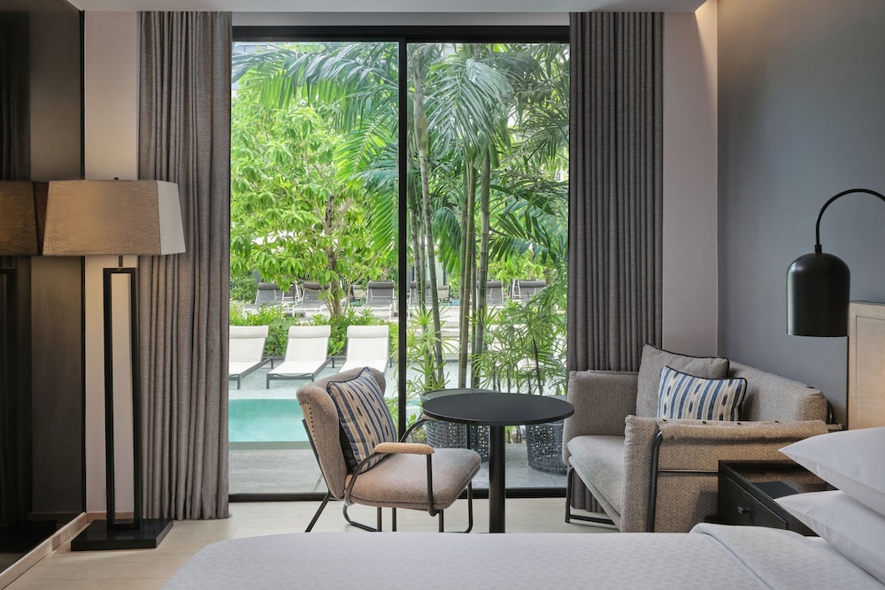 Habitación, 1 cama de matrimonio grande, acceso a la piscina (Ground Floor) del hotel Four Points By Sheraton Phuket Patong Beach Resort. Foto 4