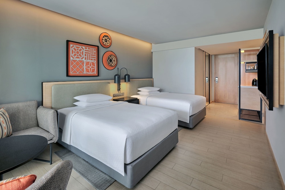 Habitación, 2 camas dobles, balcón del hotel Four Points By Sheraton Phuket Patong Beach Resort. Foto 1