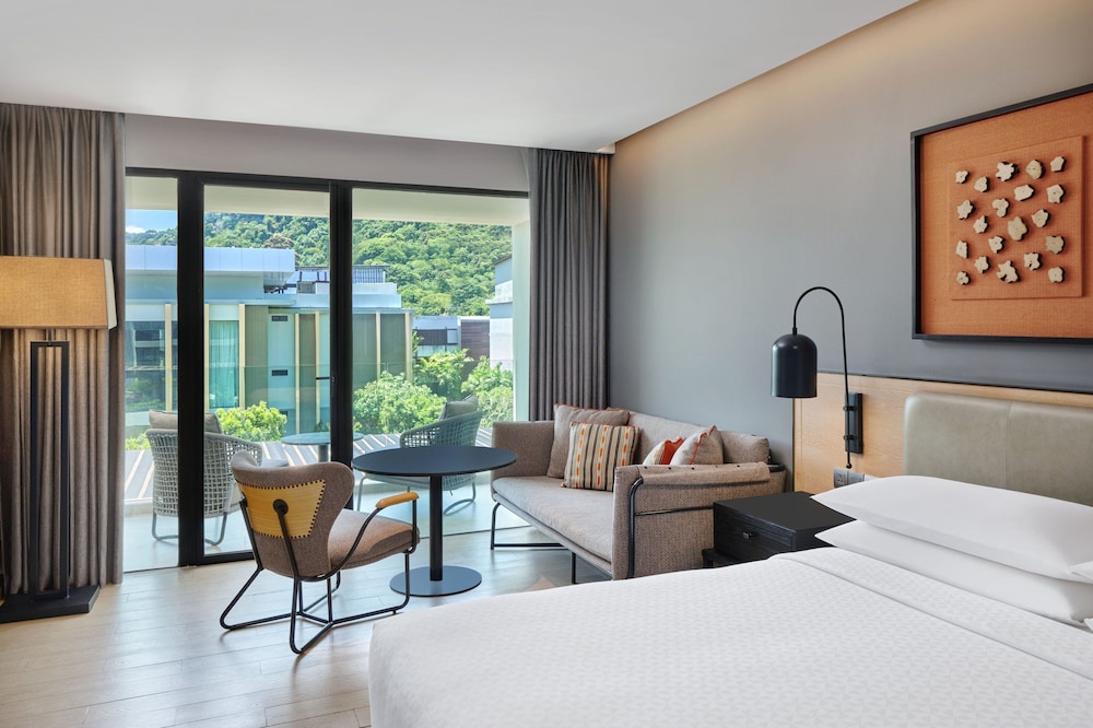 Habitación, 1 cama de matrimonio grande, balcón del hotel Four Points By Sheraton Phuket Patong Beach Resort. Foto 3