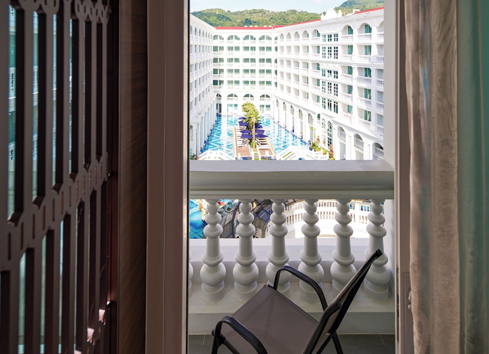 Habitación Deluxe, 2 camas individuales, vistas a la piscina del hotel Mövenpick Myth Hotel Patong Phuket. Foto 9