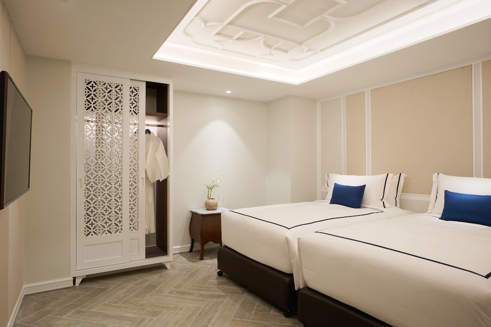 SUITE FAMILIAR, 1 Cama King Size y 2 Camas Individuales del hotel Mövenpick Myth Hotel Patong Phuket. Foto 1