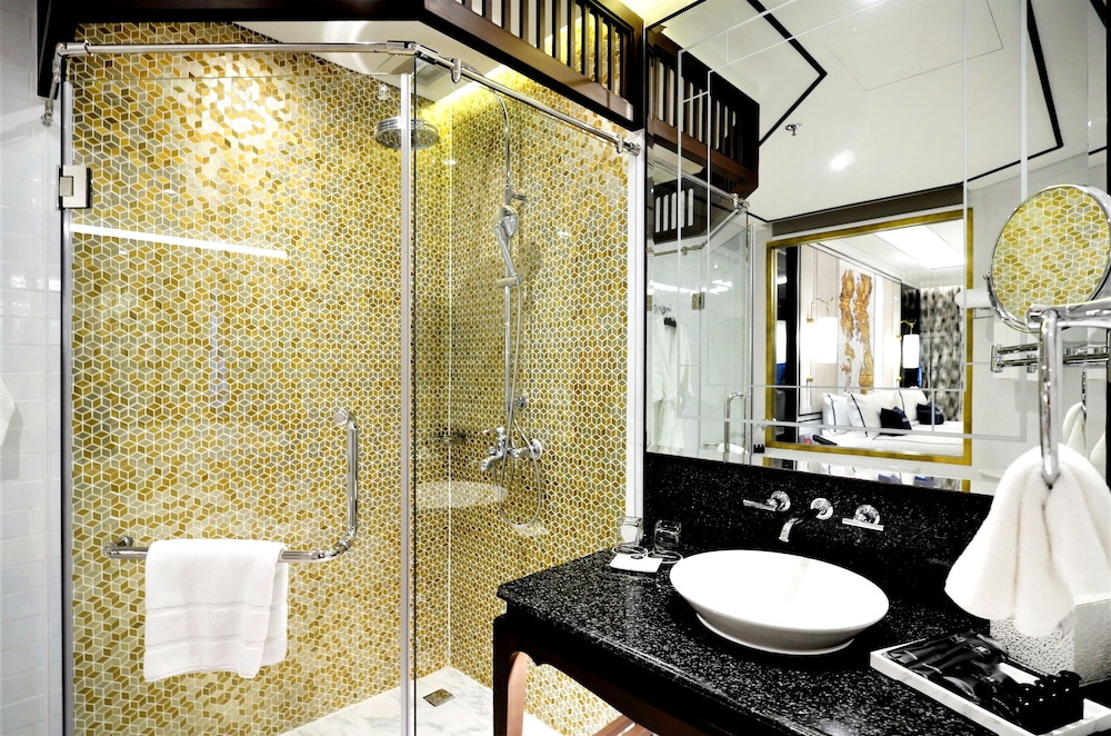 SUITE FAMILIAR, 1 Cama King Size y 2 Camas Individuales del hotel Mövenpick Myth Hotel Patong Phuket. Foto 13