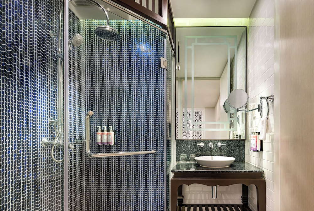 SUITE FAMILIAR, 1 Cama King Size y 2 Camas Individuales del hotel Mövenpick Myth Hotel Patong Phuket. Foto 15