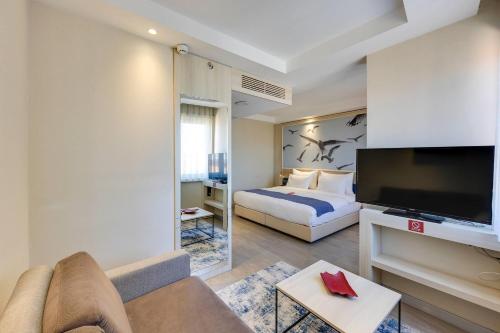 Habitación Executive, una cama extragrande y sofá cama del hotel Ramada By Wyndham Istanbul Old City. Foto 1