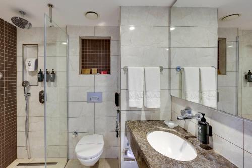 Habitación Executive, una cama extragrande y sofá cama del hotel Ramada By Wyndham Istanbul Old City. Foto 4