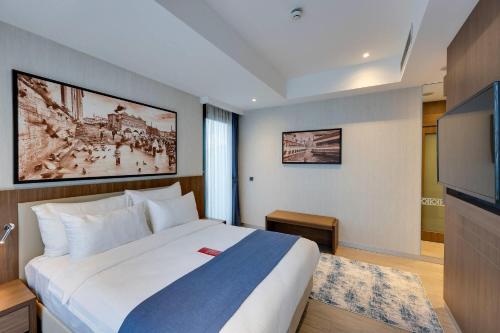 Habitación Executive con terraza, una cama doble del hotel Ramada By Wyndham Istanbul Old City