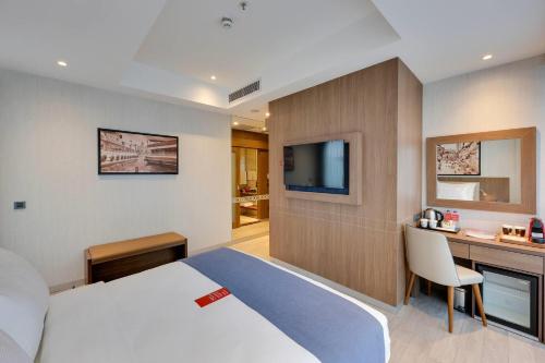 Habitación Executive con terraza, una cama doble del hotel Ramada By Wyndham Istanbul Old City. Foto 2