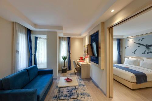 Suite Junior, una cama doble y sofá cama del hotel Ramada By Wyndham Istanbul Old City