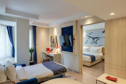 Suite Junior, una cama doble y sofá cama del hotel Ramada By Wyndham Istanbul Old City. Foto 3