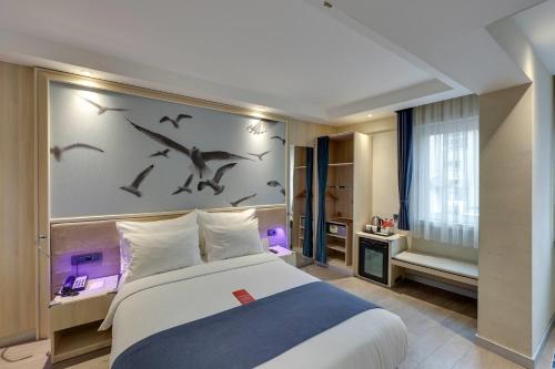 Habitación Adaptada, una cama doble y sofá cama del hotel Ramada By Wyndham Istanbul Old City