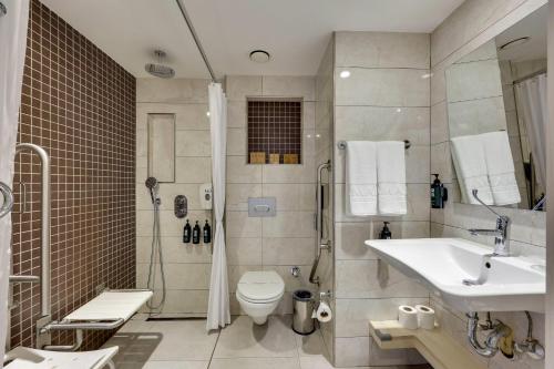 Habitación Adaptada, una cama doble y sofá cama del hotel Ramada By Wyndham Istanbul Old City. Foto 3